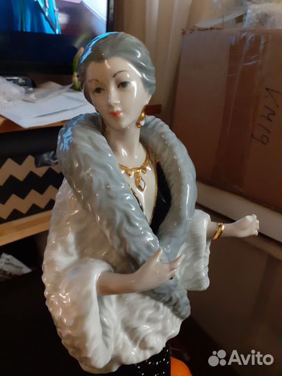Фарфоровая статуэтка