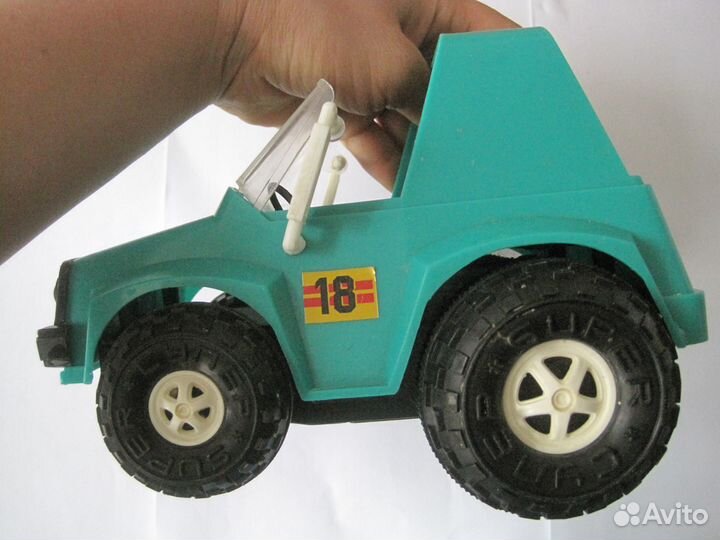 Советская инерционная машинка-джип Бархан