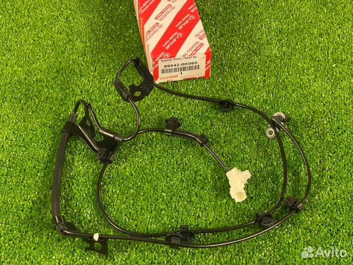 Датчик скорости передний правый Toyota Hilux