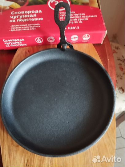 Чугунная сковорода на деревянной подставке