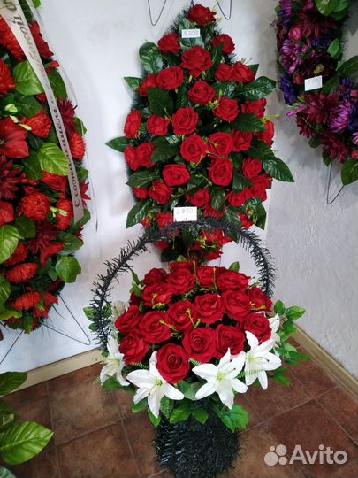 Траурные венки и корзины