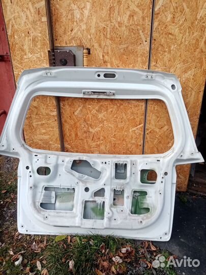 Дверь багажника