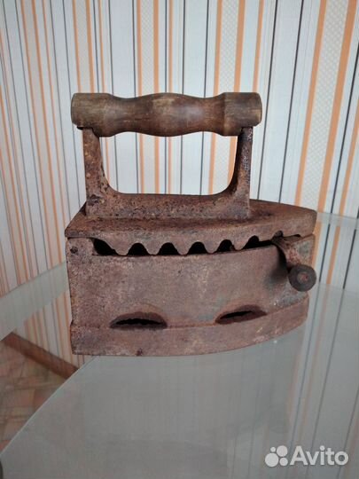 Старинный угольный утюг