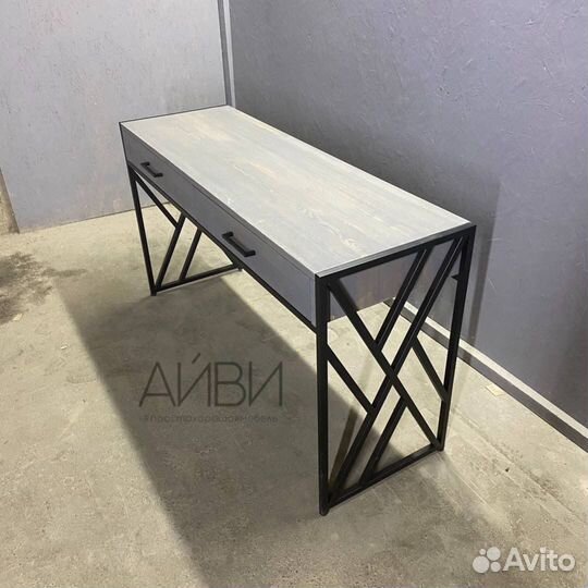 Письменный стол с ящиками