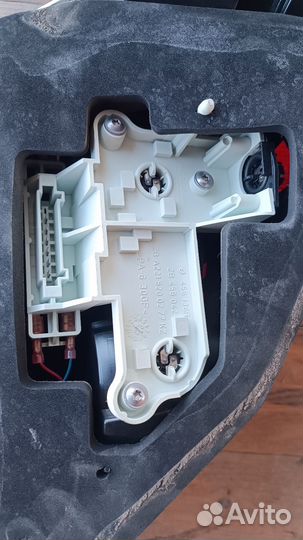 Фонарь задний правый w221