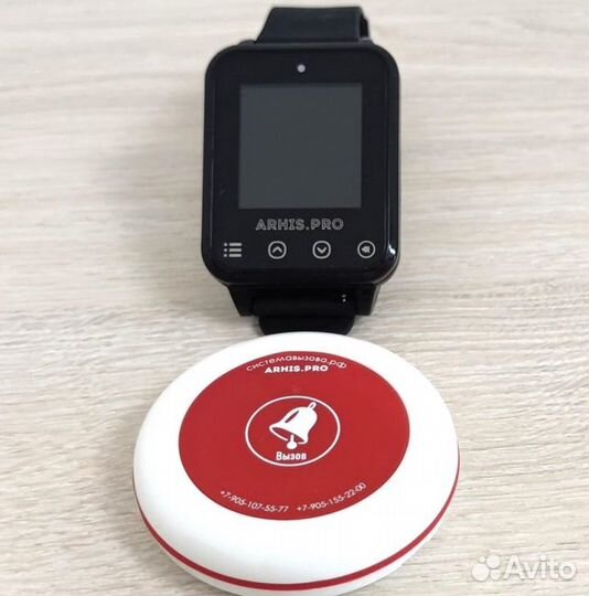 Кнопка вызова персонала и часы в салон красоты