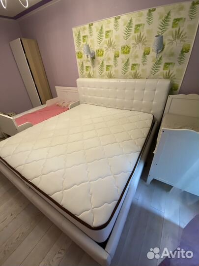 Кровать двухспальная с матрасом 180 200