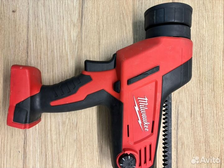 Клеевой пистолет Milwaukee 2640-20