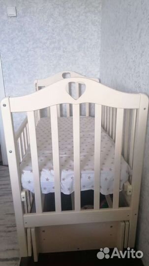 Детская кроватка с маятником