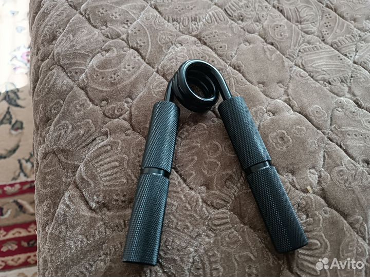 Спортивные блины, эспандер и перчатки