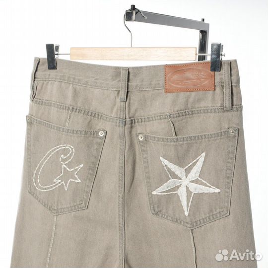 Серые джинсы