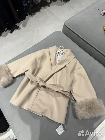 Бежевое пальто с мехом XS