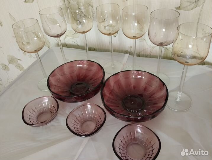 Фужеры из цветного стекла и вазочки
