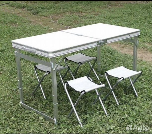 Стол с алюминиевыми стульями