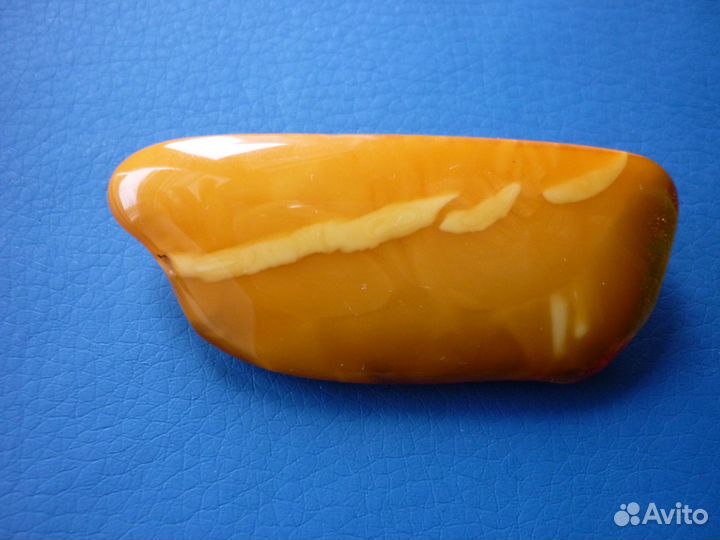 Брошь с янтарем