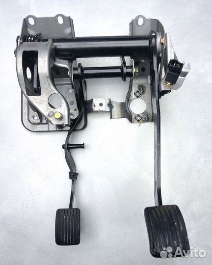 Мицубиси Спэйс Гир Педали