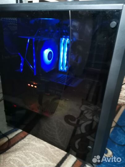 Игровой компьютер с монитором и клавиатурой