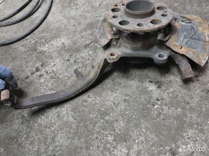 Передний правый поворотный кулак mercedes Е211