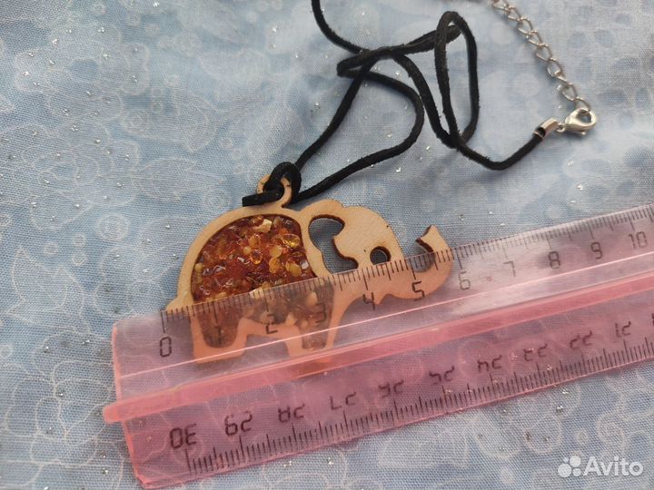 Подвеска с янтарем слоник