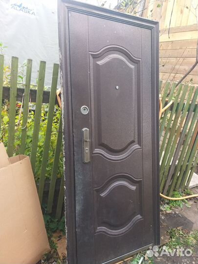 Дверь входная металлическая б/у