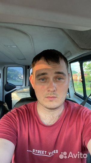 Водитель экспедитор со своим грузовым авто