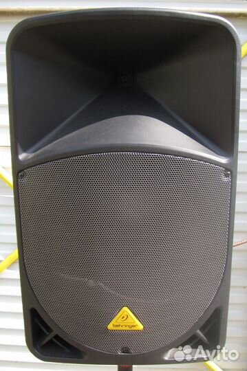 Активные колонки Pro 1000W 2шт Behringer B115D