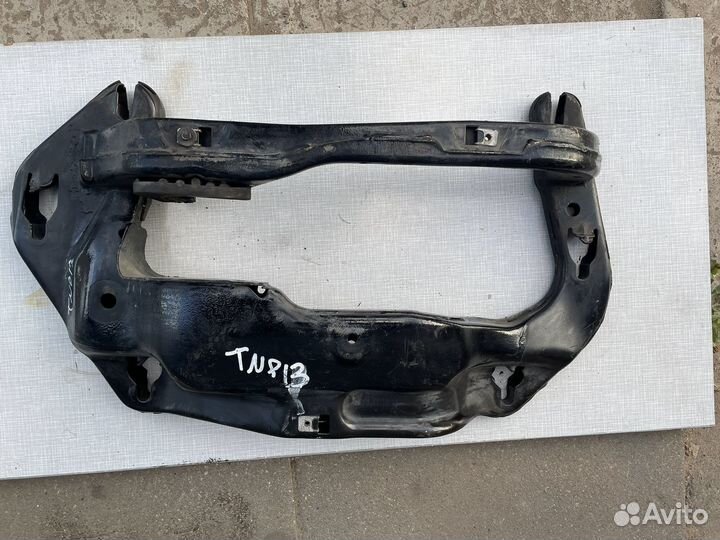 Продам траверсу на бмв х6 е71