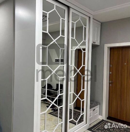 Зеркальный шкаф