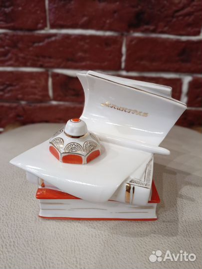 Фарфоровые статуэтки(чернильница лфз,Ленинград.)