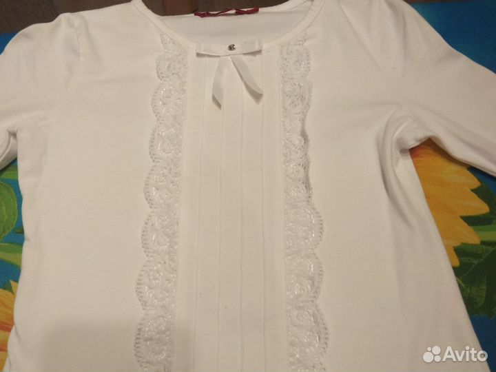 Белая трикотажная блузка