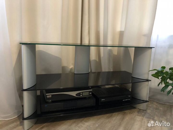 Стеклянная стойка под аппаратуру