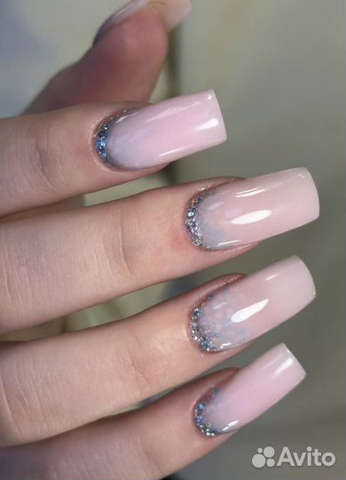 Модель на маникюр