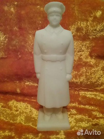 Статуэтка белый мрамор19см.Скатерть плшеваяссср40г