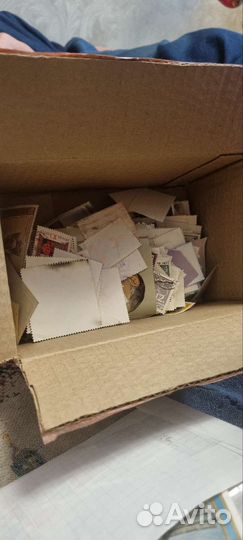 Много почтовых марок и этикеток