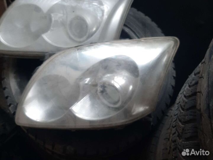 Toyota avensis левая фара кронштейн бампера