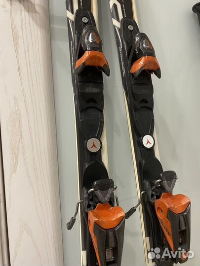 Горные лыжи с палками и ботинками