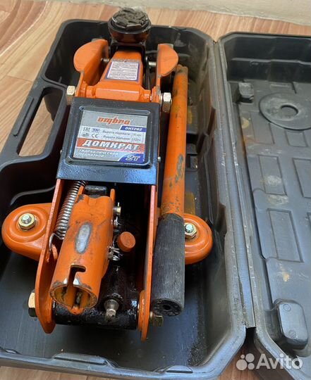 Домкрат гидравлический подкатной 2т