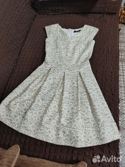 Платье на подкладке золотистое