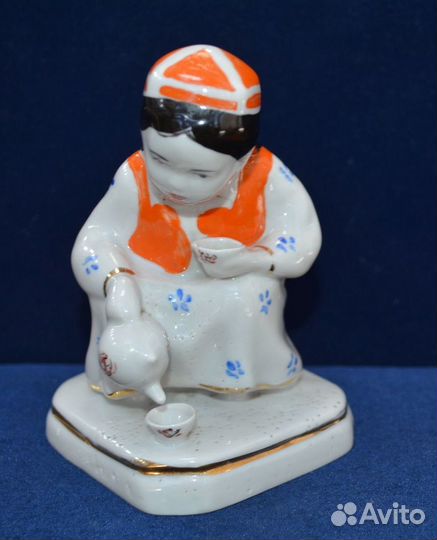 Редкая фарфоровая статуэтка- узбечка С чайником. Т