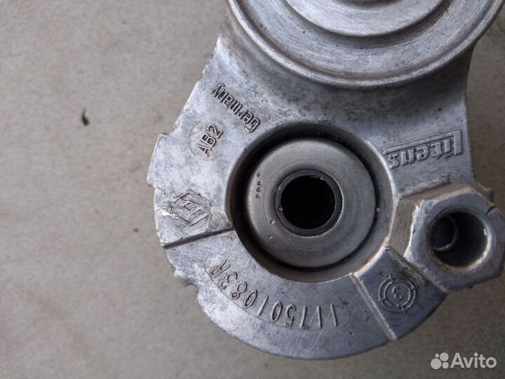 Кронштейн ролика-натяжителя 1.6 Renault 117501083R