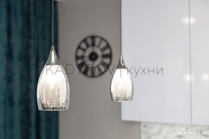 Кухня серая с барной стойкой