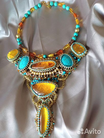 Колье с янтарем и говлитом