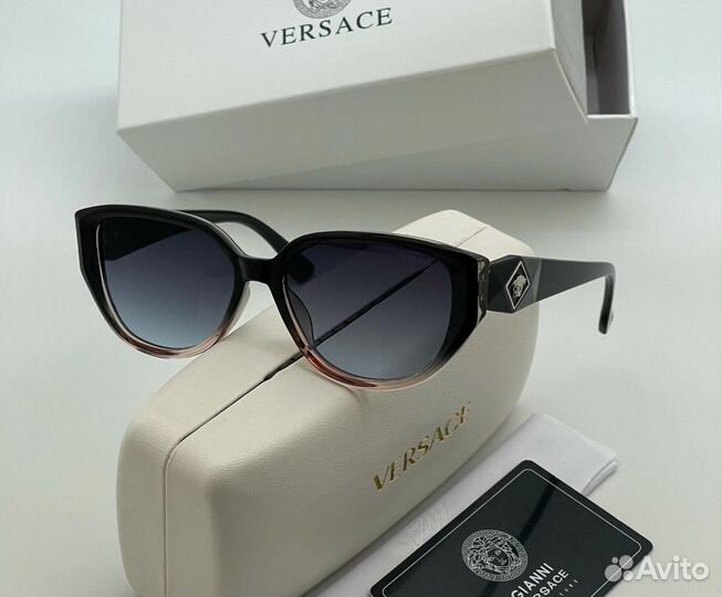 Солнцезащитные очки Versace