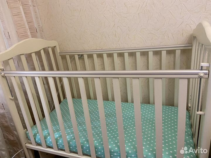 Детская кроватка с универсальным маятником
