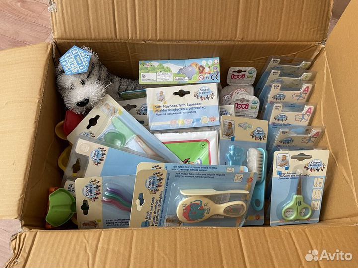 Коробка с детскими вещами: аксессуары, игрушки, тд