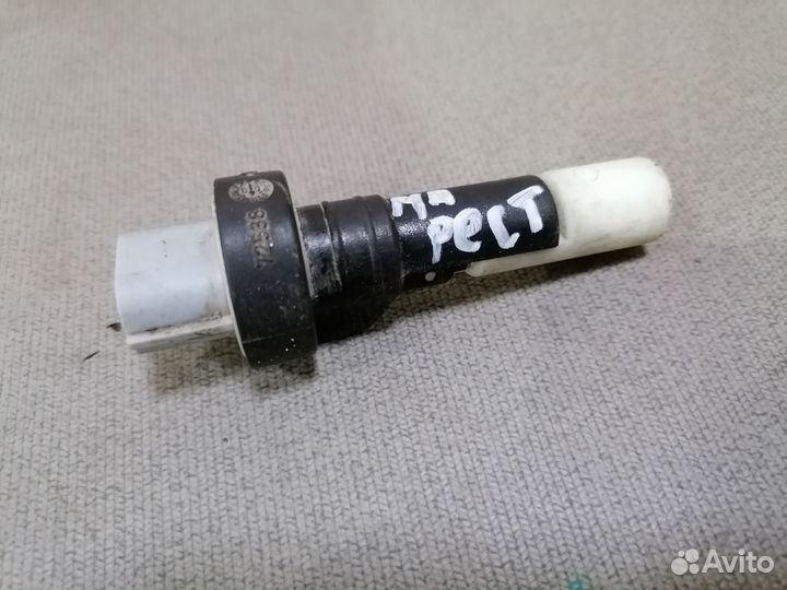 Датчик уровня в бачок омывателя Mitsubishi Carisma