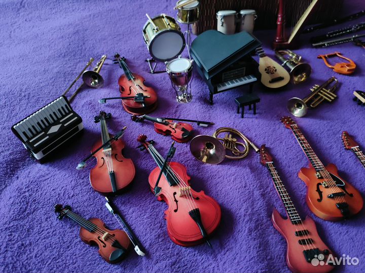 Коллекция миниатюрных музыкальных инструментов