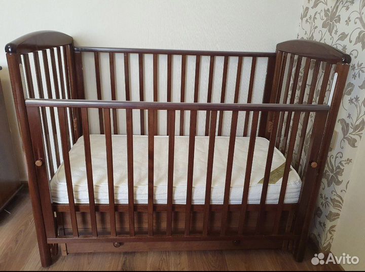 Детская кроватка с маятником