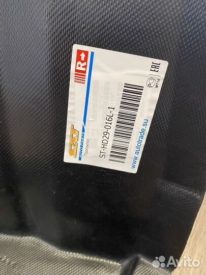 Передний правый подкрылок