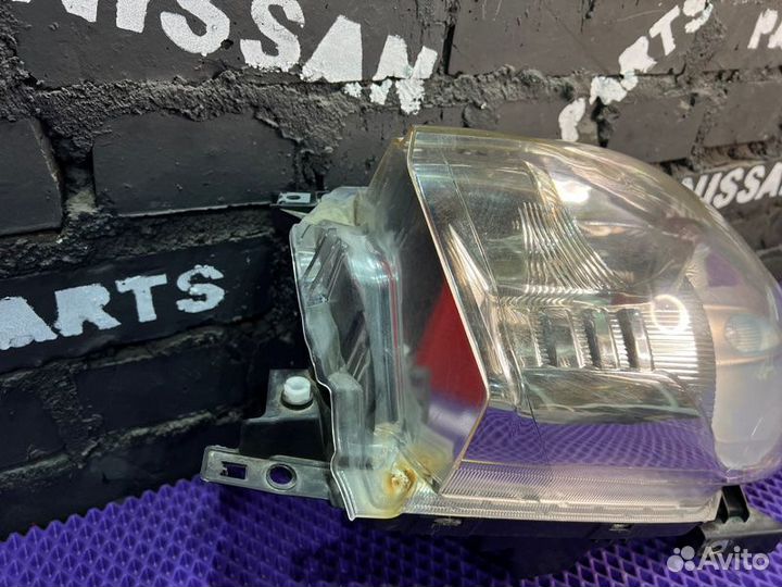 Фара передняя правая Nissan Leaf AZE0-061302 EM57